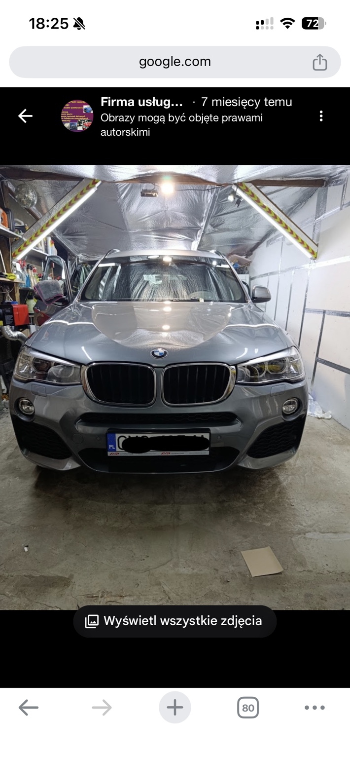 Srebrne BMW w stanowisku do pielęgnacji samochodów Piotra